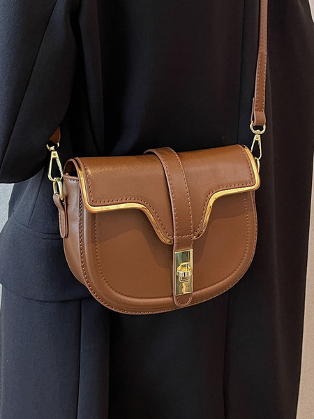 Δερμάτινη γυναικεία μικρή τσάντα με μεταλλικό κούμπωμα