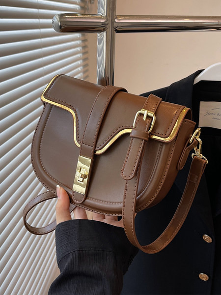 Δερμάτινη γυναικεία μικρή τσάντα με μεταλλικό κούμπωμα