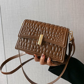 Rankinė su metaline pečių juostele