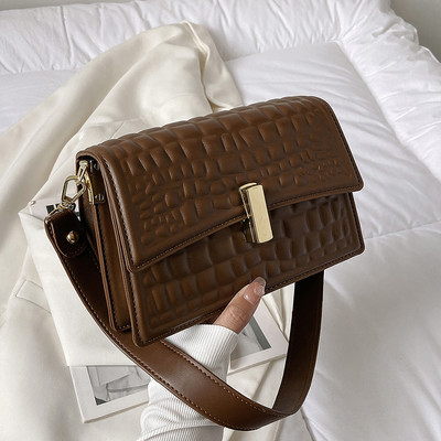 Rankinė su metaline pečių juostele