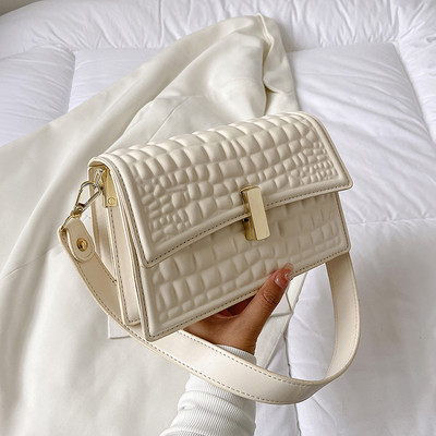 Rankinė su metaline pečių juostele