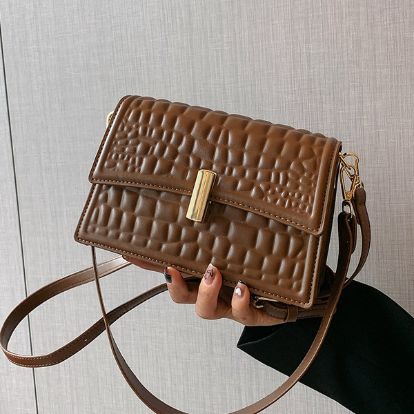 Rankinė su metaline pečių juostele