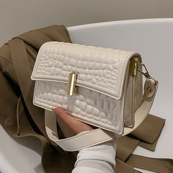 Rankinė su metaline pečių juostele