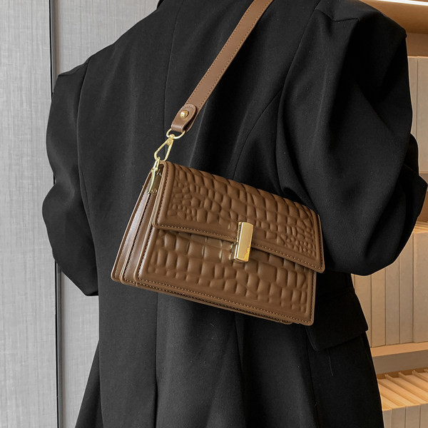 Rankinė su metaline pečių juostele