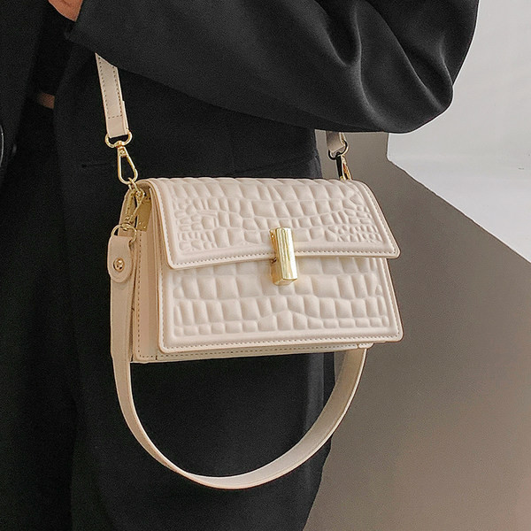 Rankinė su metaline pečių juostele