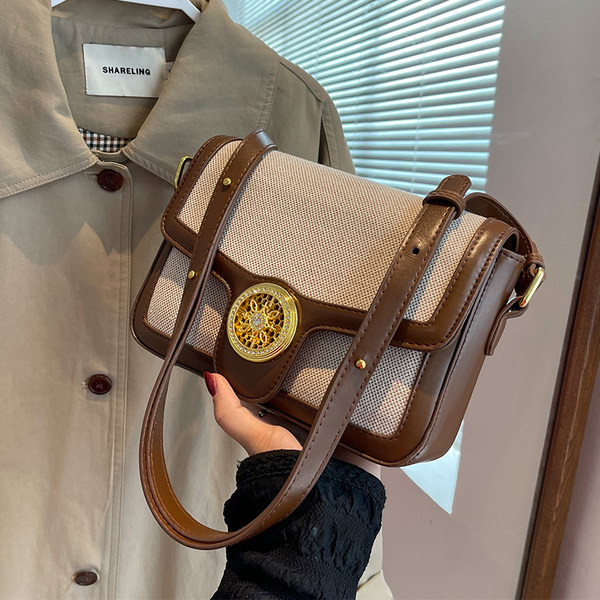 Γυναικεία μικρή τσάντα με μεταλλικό κούμπωμα και φερμουάρ