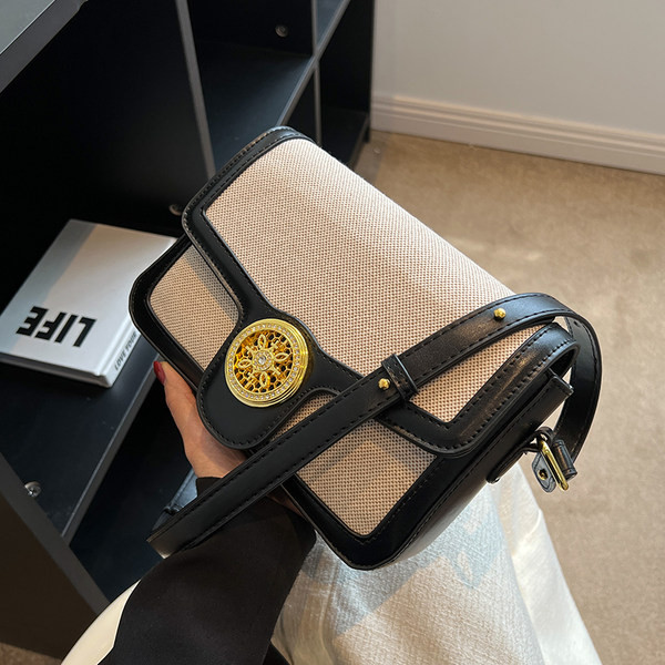 Γυναικεία μικρή τσάντα με μεταλλικό κούμπωμα και φερμουάρ