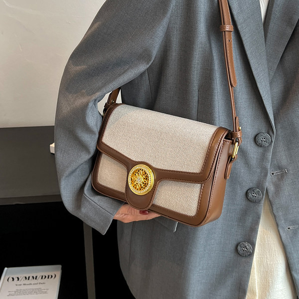 Γυναικεία μικρή τσάντα με μεταλλικό κούμπωμα και φερμουάρ