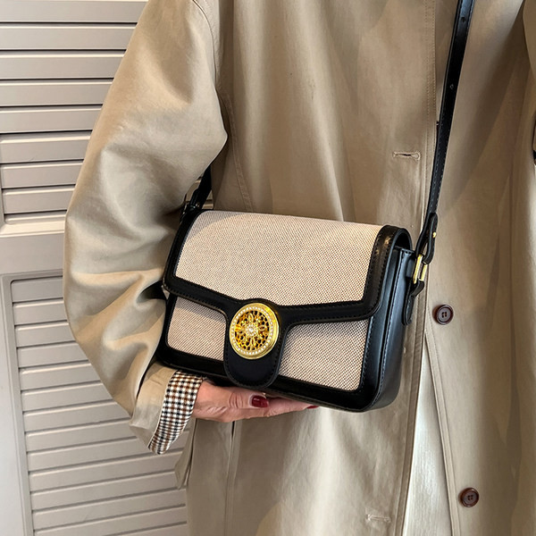 Γυναικεία μικρή τσάντα με μεταλλικό κούμπωμα και φερμουάρ