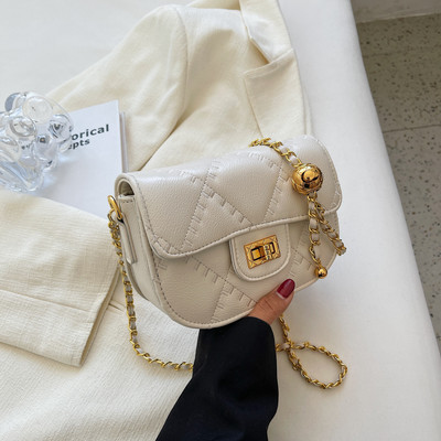 Juodos ir baltos spalvos rankinė su aukso spalvos elementais