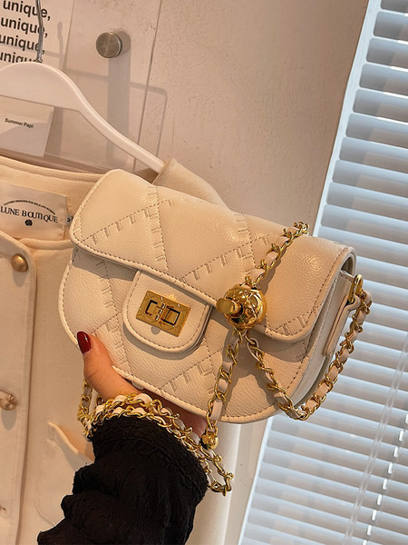 Juodos ir baltos spalvos rankinė su aukso spalvos elementais