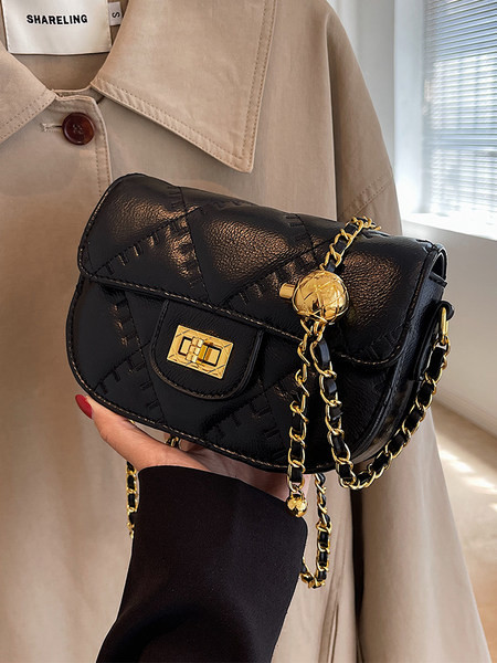 Juodos ir baltos spalvos rankinė su aukso spalvos elementais