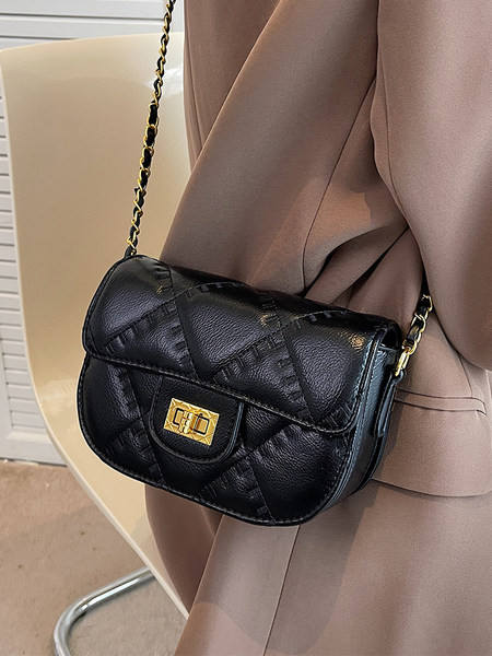 Juodos ir baltos spalvos rankinė su aukso spalvos elementais