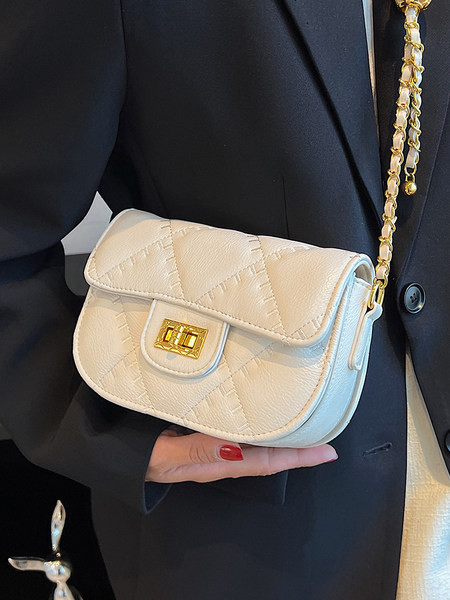 Juodos ir baltos spalvos rankinė su aukso spalvos elementais