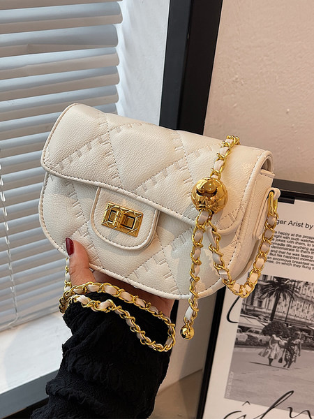 Juodos ir baltos spalvos rankinė su aukso spalvos elementais