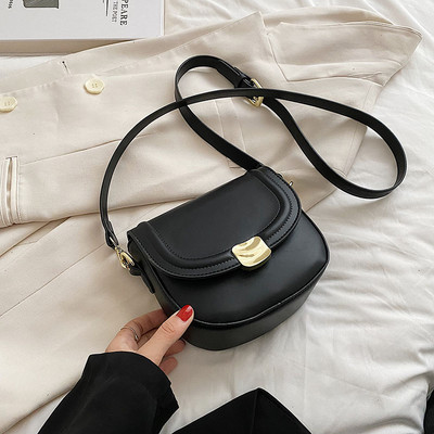 Μικρή τσάντα με φερμουάρ και μεταλλικό κούμπωμα