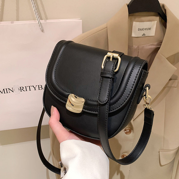 Μικρή τσάντα με φερμουάρ και μεταλλικό κούμπωμα