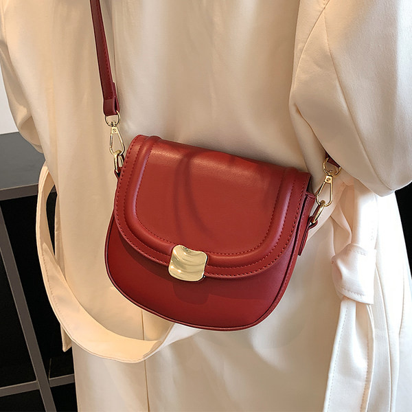 Μικρή τσάντα με φερμουάρ και μεταλλικό κούμπωμα