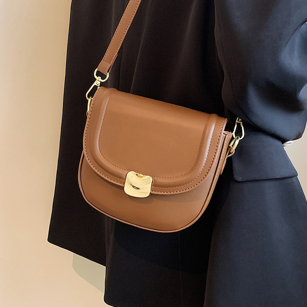 Μικρή τσάντα με φερμουάρ και μεταλλικό κούμπωμα