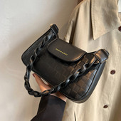 Naujo modelio moteriška odinė rankinė su metaline užsegimu ir užrašu