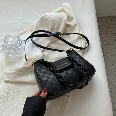 Naujo modelio moteriška odinė rankinė su metaline užsegimu ir užrašu