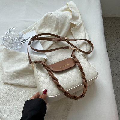 Naujo modelio moteriška odinė rankinė su metaline užsegimu ir užrašu