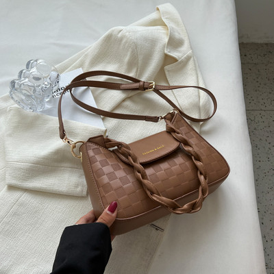 Naujo modelio moteriška odinė rankinė su metaline užsegimu ir užrašu