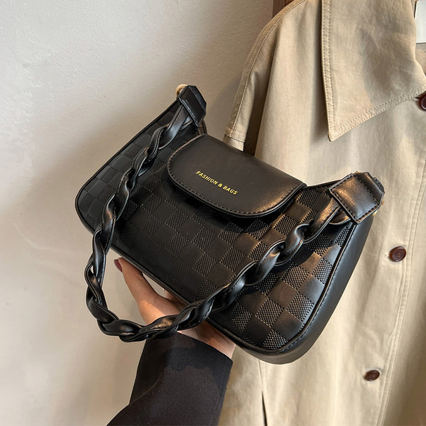 Naujo modelio moteriška odinė rankinė su metaline užsegimu ir užrašu