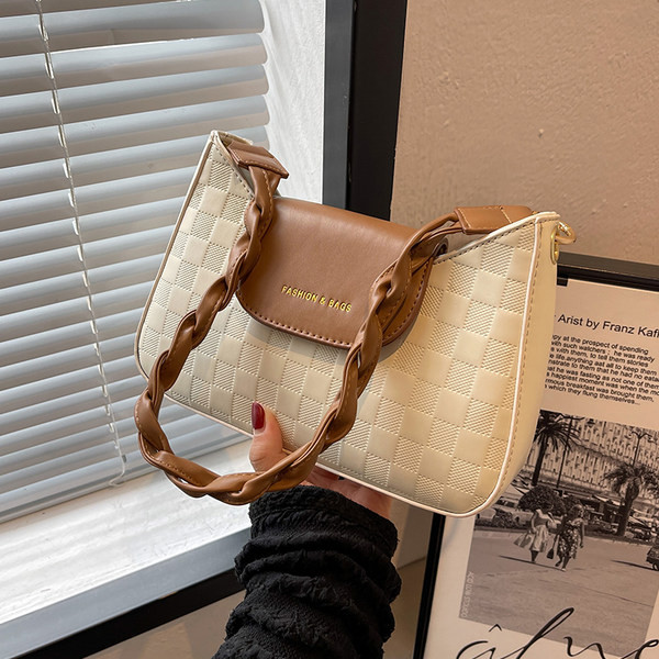 Naujo modelio moteriška odinė rankinė su metaline užsegimu ir užrašu