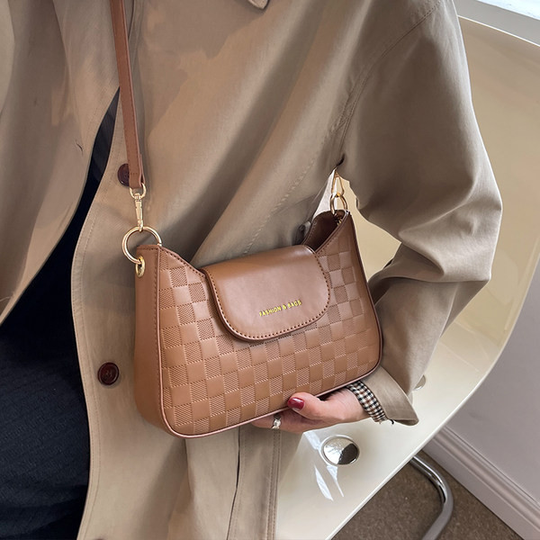 Naujo modelio moteriška odinė rankinė su metaline užsegimu ir užrašu