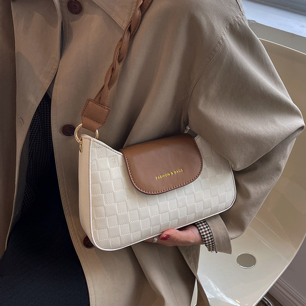 Naujo modelio moteriška odinė rankinė su metaline užsegimu ir užrašu