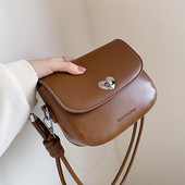 Įvairių spalvų nedidelė nedidelė rankinė su dekoratyvine veidrodine širdele