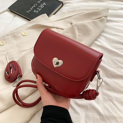 Įvairių spalvų nedidelė nedidelė rankinė su dekoratyvine veidrodine širdele