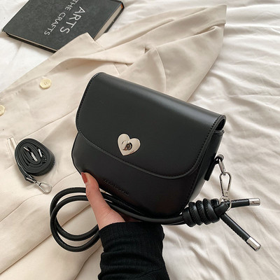 Įvairių spalvų nedidelė nedidelė rankinė su dekoratyvine veidrodine širdele