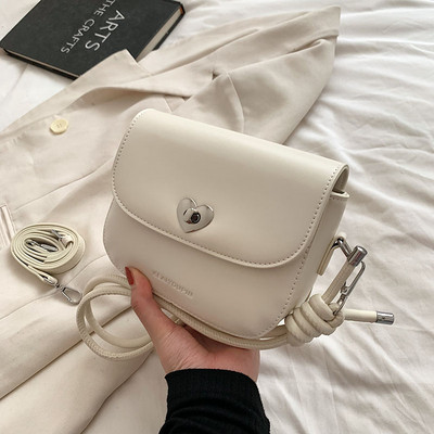 Įvairių spalvų nedidelė nedidelė rankinė su dekoratyvine veidrodine širdele