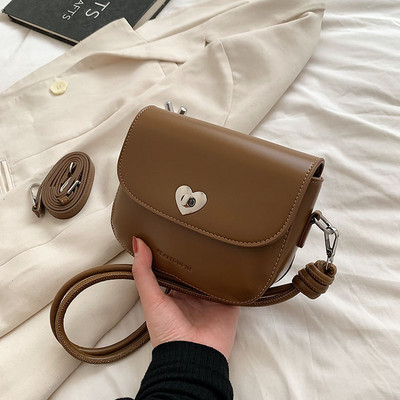 Įvairių spalvų nedidelė nedidelė rankinė su dekoratyvine veidrodine širdele