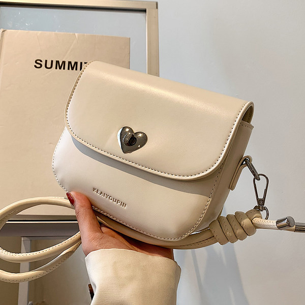 Įvairių spalvų nedidelė nedidelė rankinė su dekoratyvine veidrodine širdele