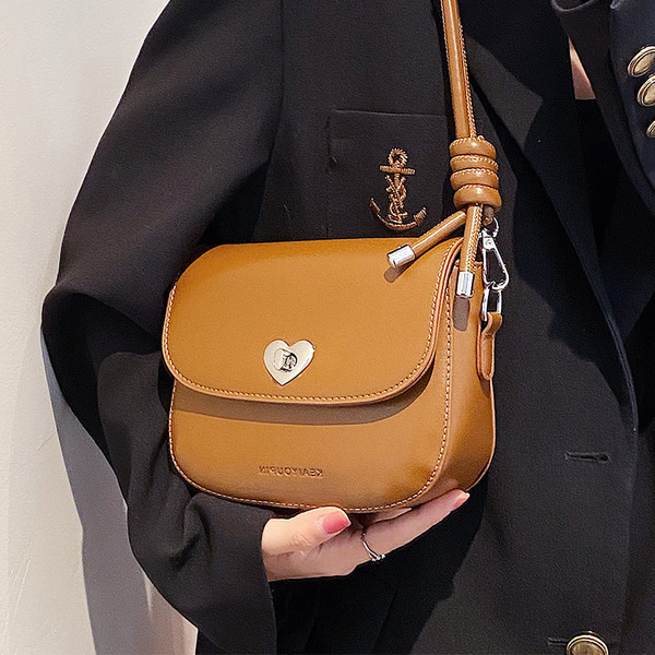 Įvairių spalvų nedidelė nedidelė rankinė su dekoratyvine veidrodine širdele