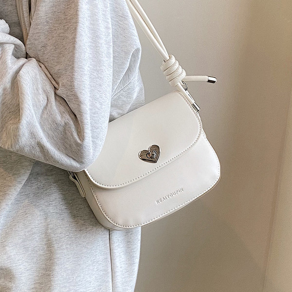 Įvairių spalvų nedidelė nedidelė rankinė su dekoratyvine veidrodine širdele