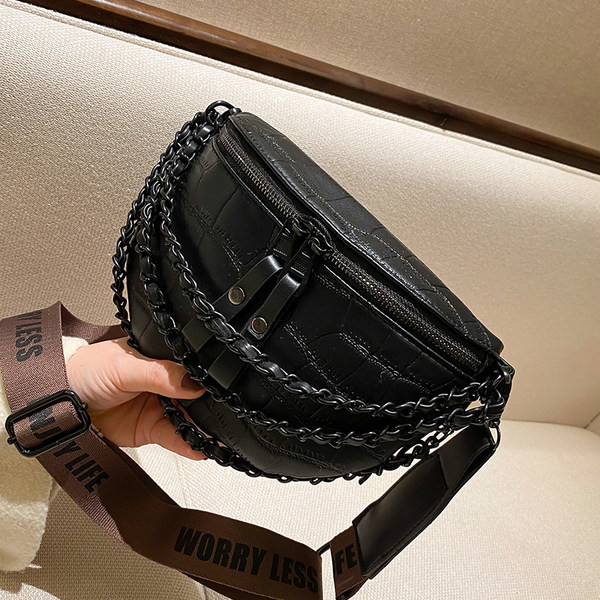 Γυναικεία μοντέρνα τσάντα από οικολογικό δέρμα με μεταλλική αλυσίδα