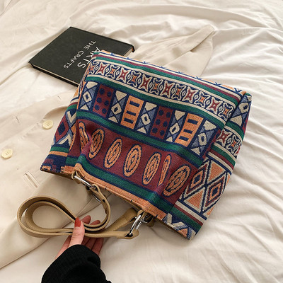 Suur trükitud käekott