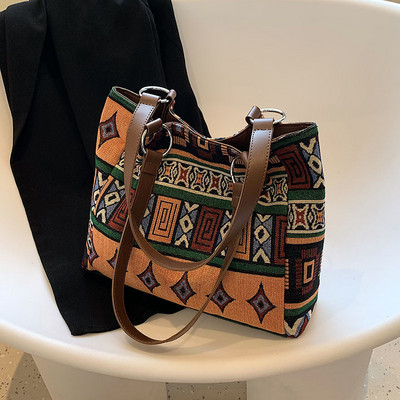 Suur trükitud käekott