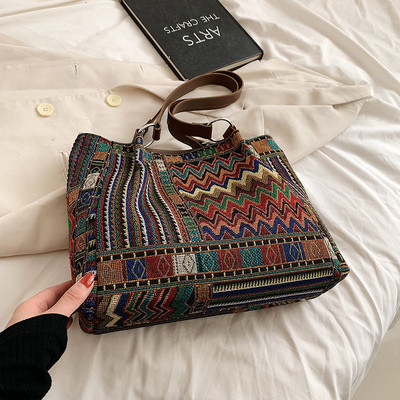 Suur trükitud käekott