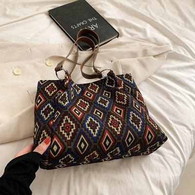 Suur trükitud käekott