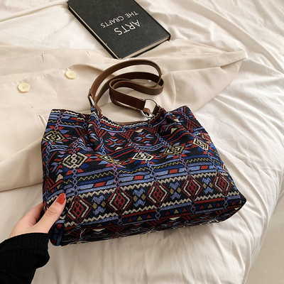 Suur trükitud käekott