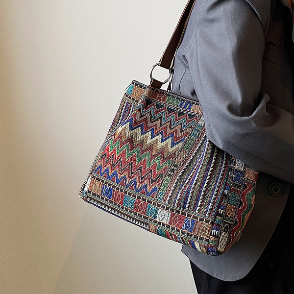 Suur trükitud käekott