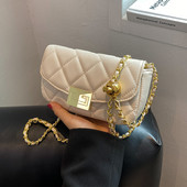 Moteriška dygsniuota rankinė su metaline pečių juostele