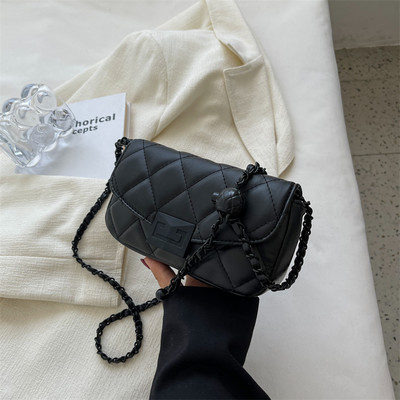 Moteriška dygsniuota rankinė su metaline pečių juostele