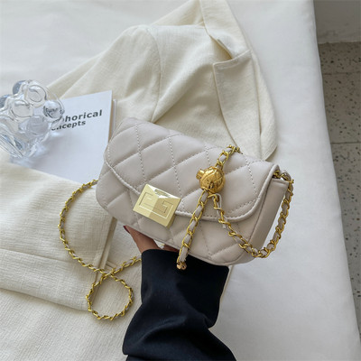 Moteriška dygsniuota rankinė su metaline pečių juostele