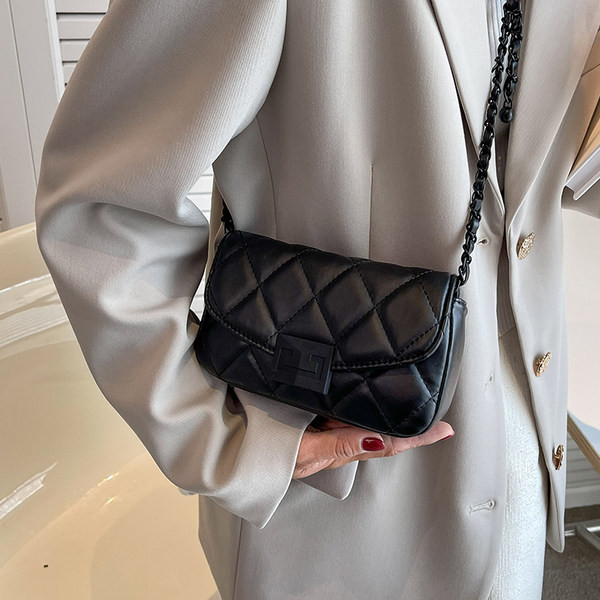 Moteriška dygsniuota rankinė su metaline pečių juostele